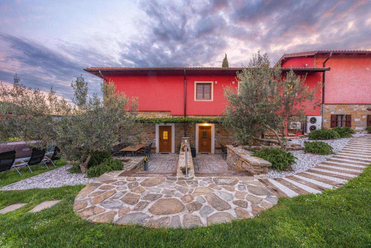 Touristfarm - Apartments "Red Fairytale" Marezige Dış mekan fotoğraf
