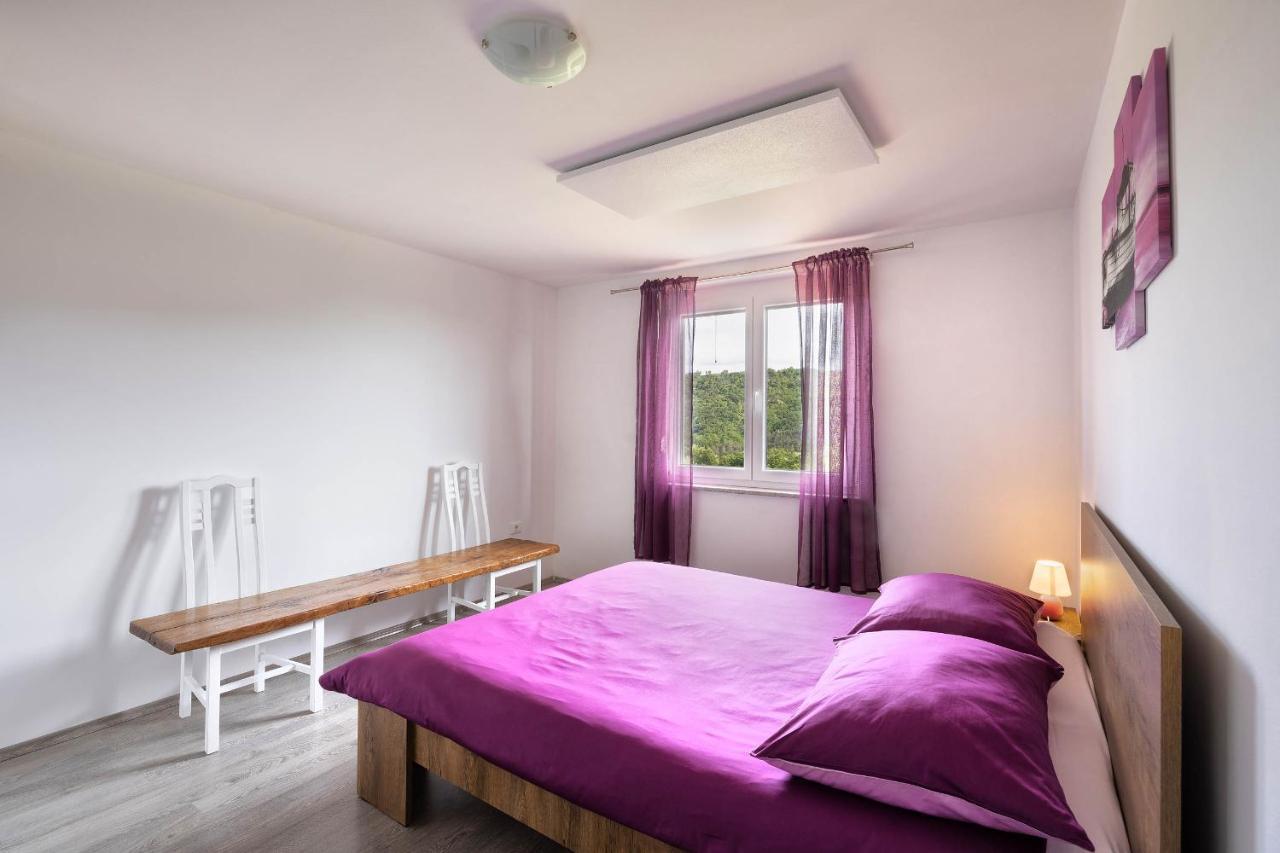 Touristfarm - Apartments "Red Fairytale" Marezige Dış mekan fotoğraf