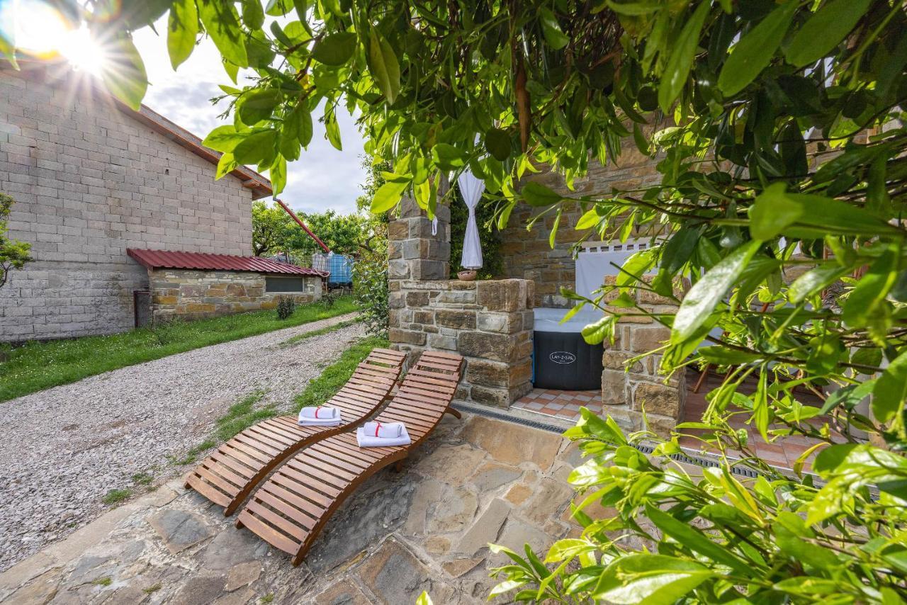 Touristfarm - Apartments "Red Fairytale" Marezige Dış mekan fotoğraf