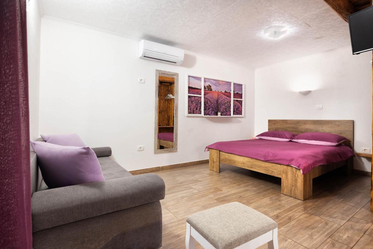 Touristfarm - Apartments "Red Fairytale" Marezige Dış mekan fotoğraf