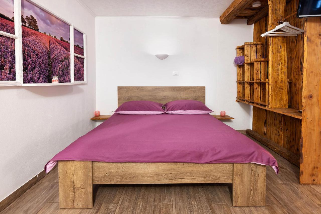 Touristfarm - Apartments "Red Fairytale" Marezige Dış mekan fotoğraf
