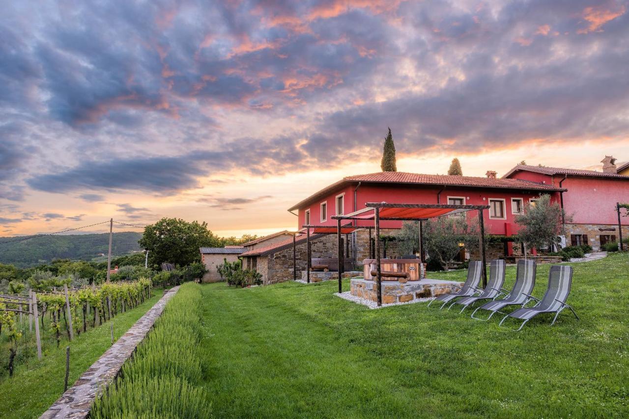 Touristfarm - Apartments "Red Fairytale" Marezige Dış mekan fotoğraf