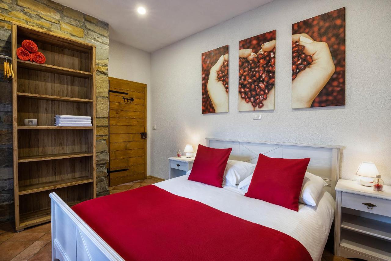 Touristfarm - Apartments "Red Fairytale" Marezige Dış mekan fotoğraf