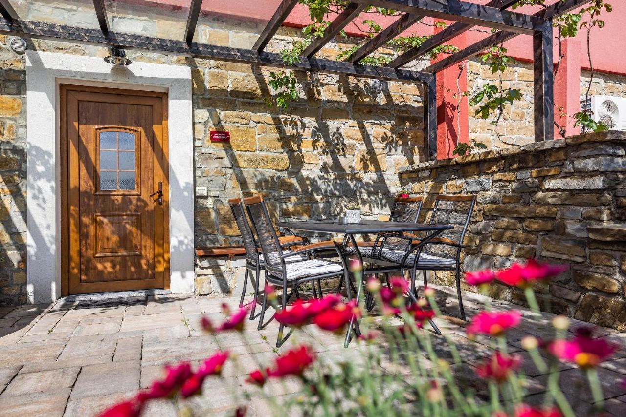 Touristfarm - Apartments "Red Fairytale" Marezige Dış mekan fotoğraf