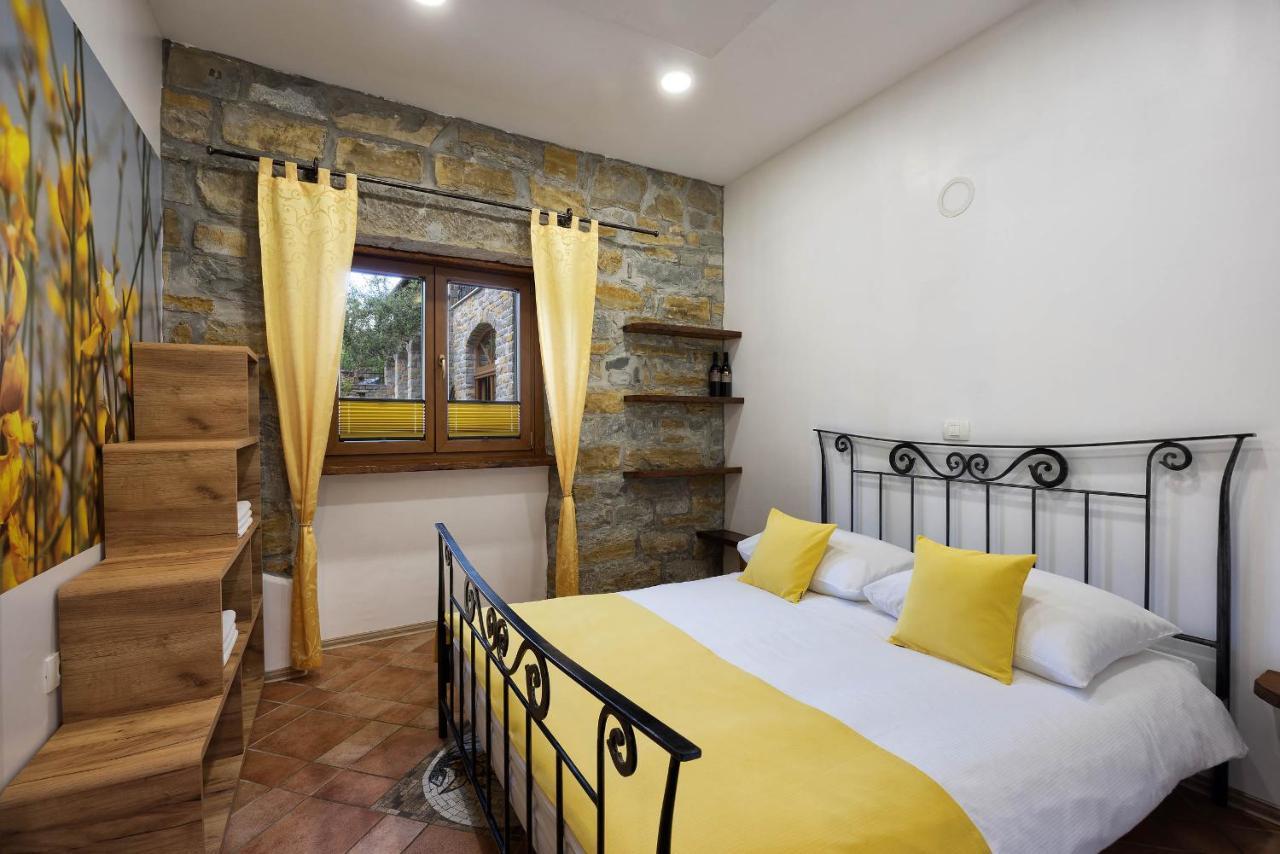 Touristfarm - Apartments "Red Fairytale" Marezige Dış mekan fotoğraf