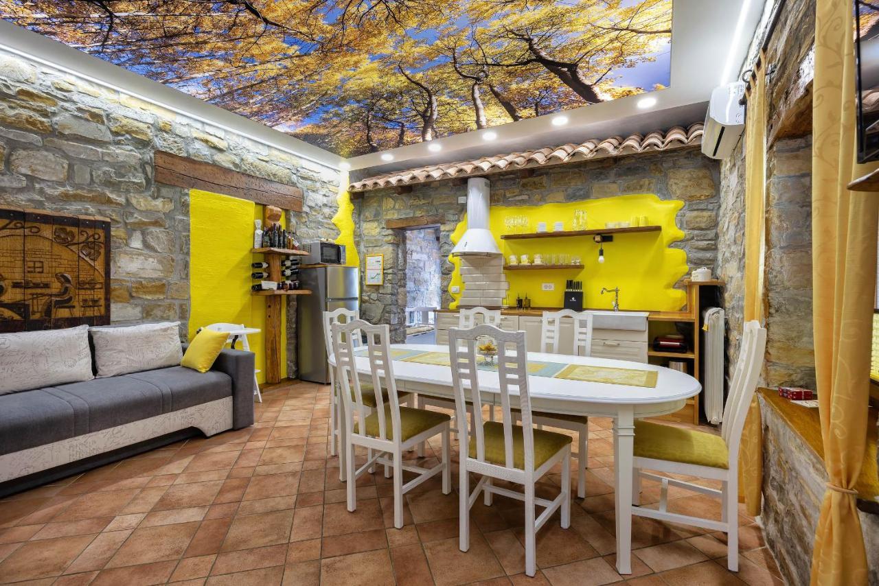 Touristfarm - Apartments "Red Fairytale" Marezige Oda fotoğraf