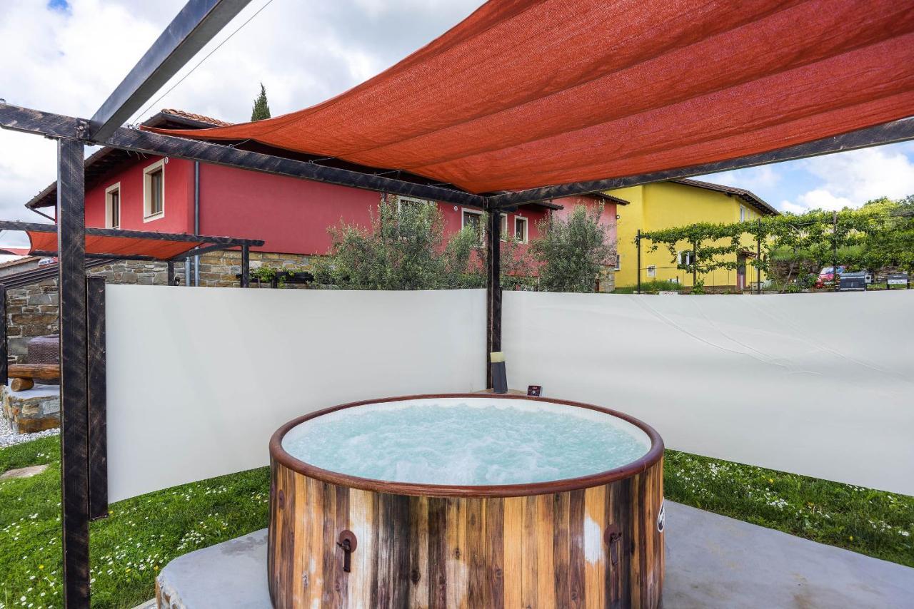 Touristfarm - Apartments "Red Fairytale" Marezige Dış mekan fotoğraf