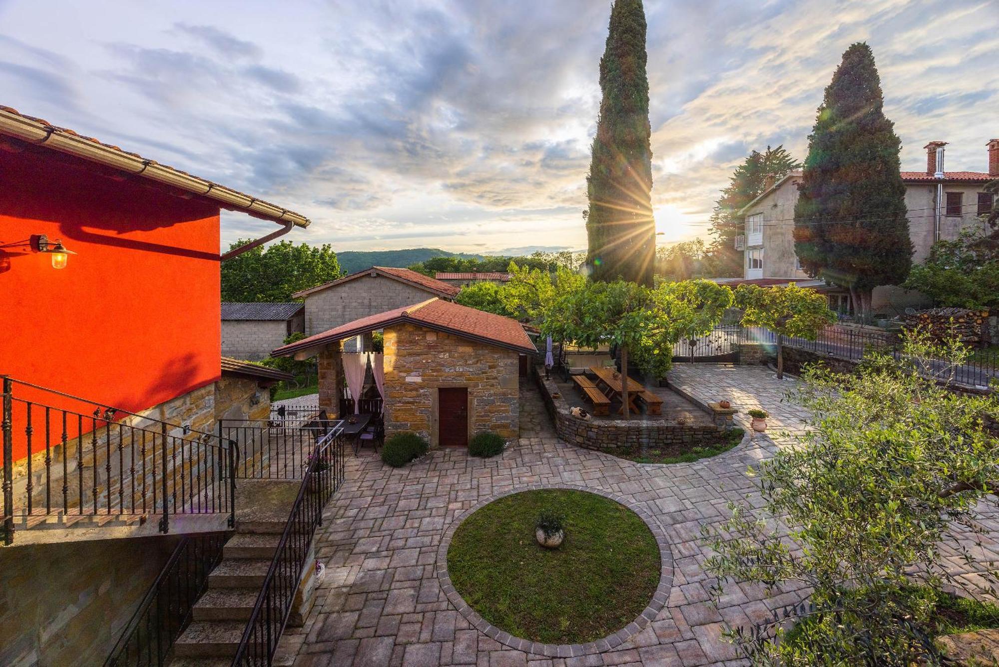 Touristfarm - Apartments "Red Fairytale" Marezige Dış mekan fotoğraf