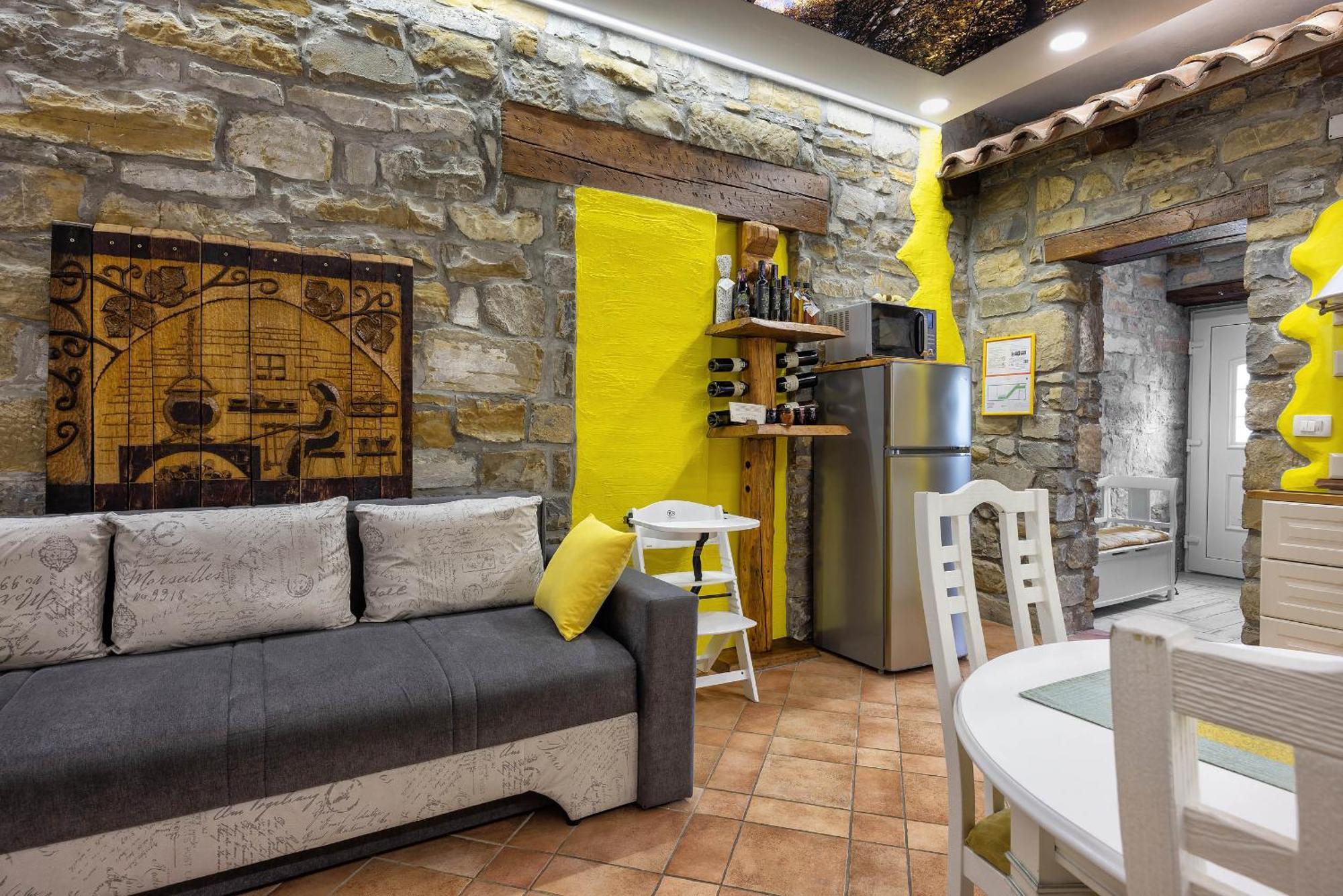 Touristfarm - Apartments "Red Fairytale" Marezige Oda fotoğraf