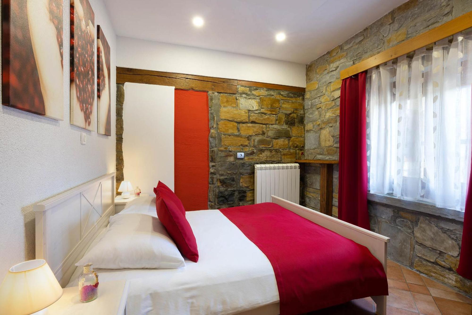 Touristfarm - Apartments "Red Fairytale" Marezige Oda fotoğraf