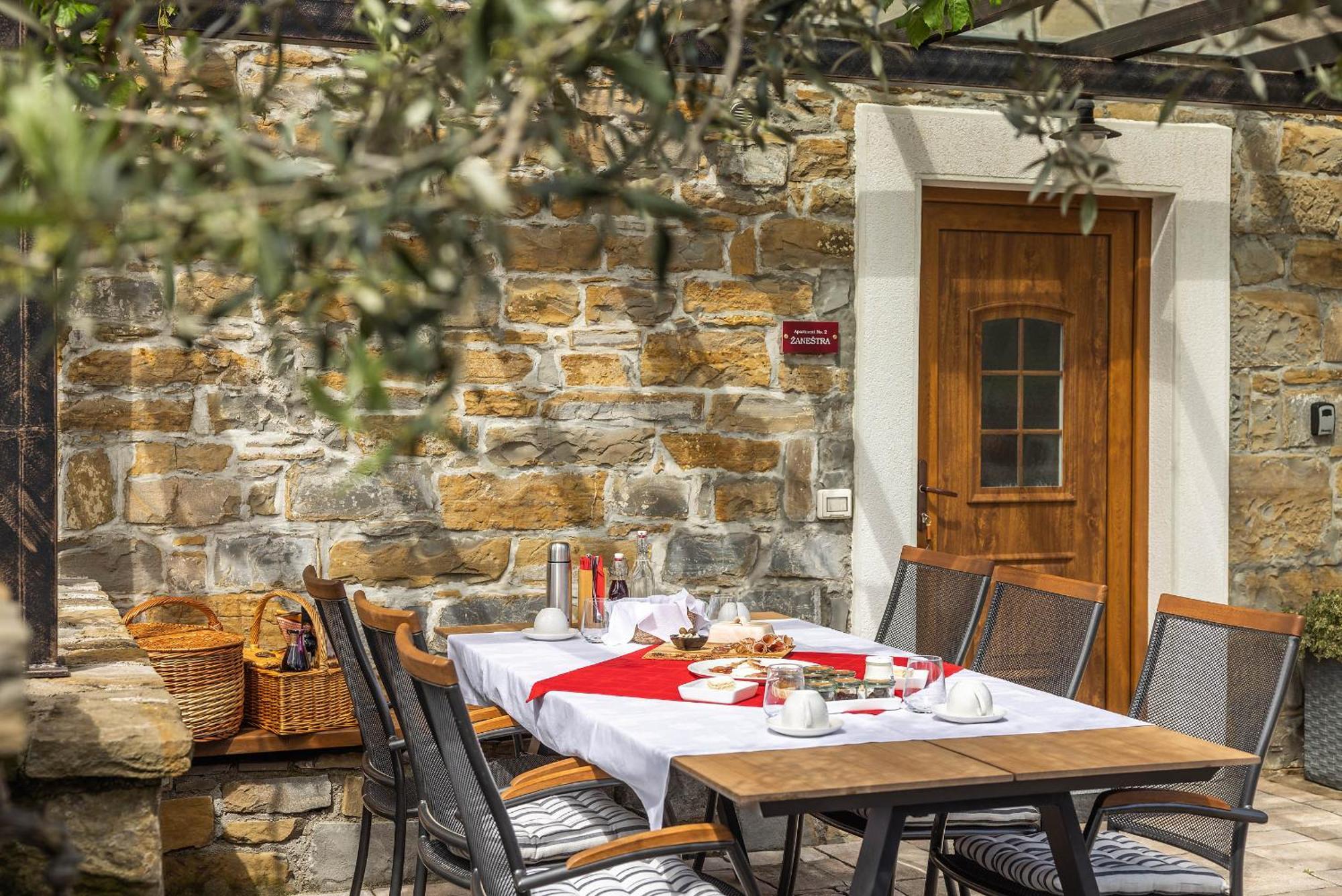 Touristfarm - Apartments "Red Fairytale" Marezige Oda fotoğraf